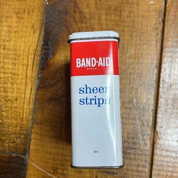 70s Vintage Band Aid Tin with bandages - Picture 5 of 6